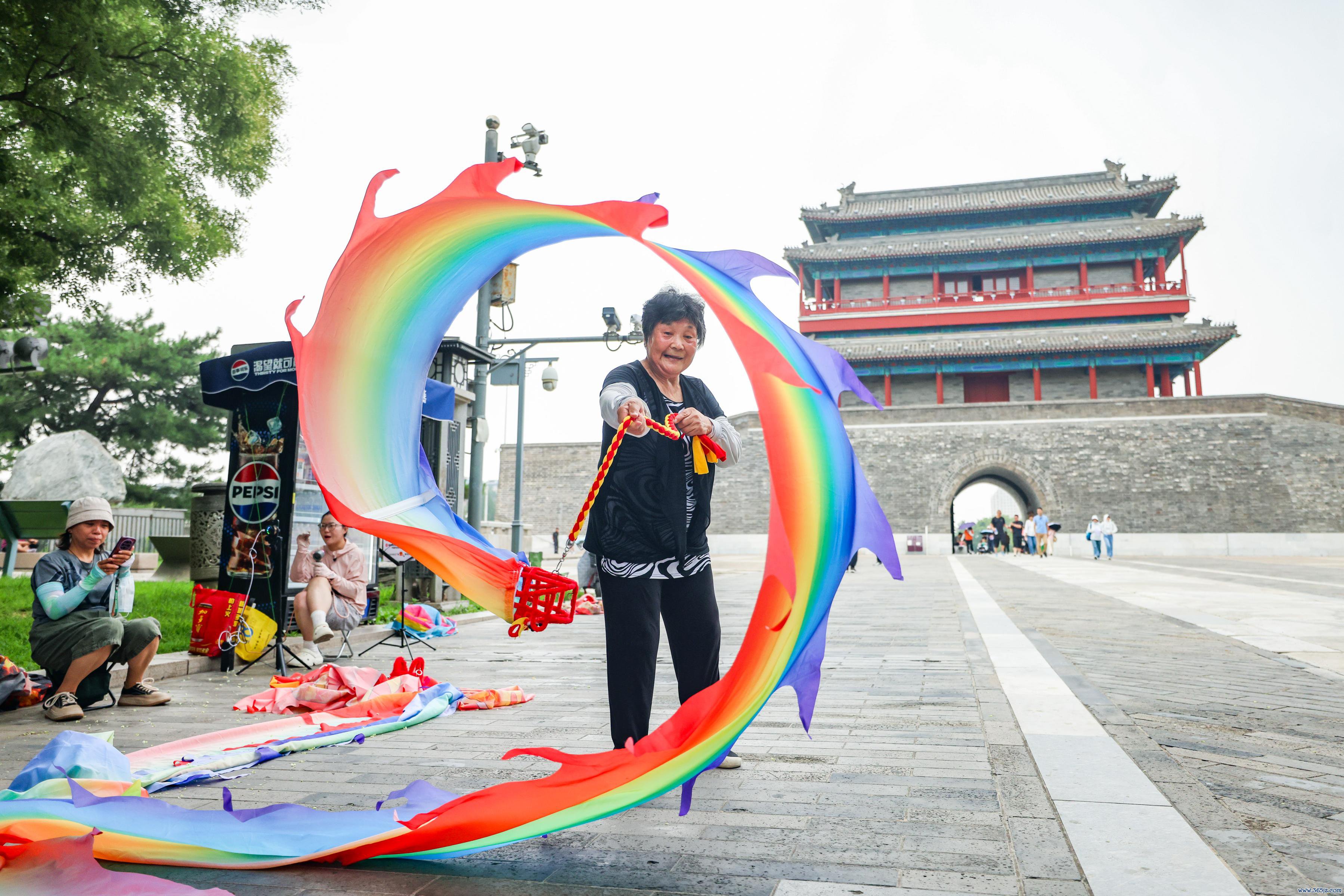 DW250710行走京华大地采访中轴线永定门4